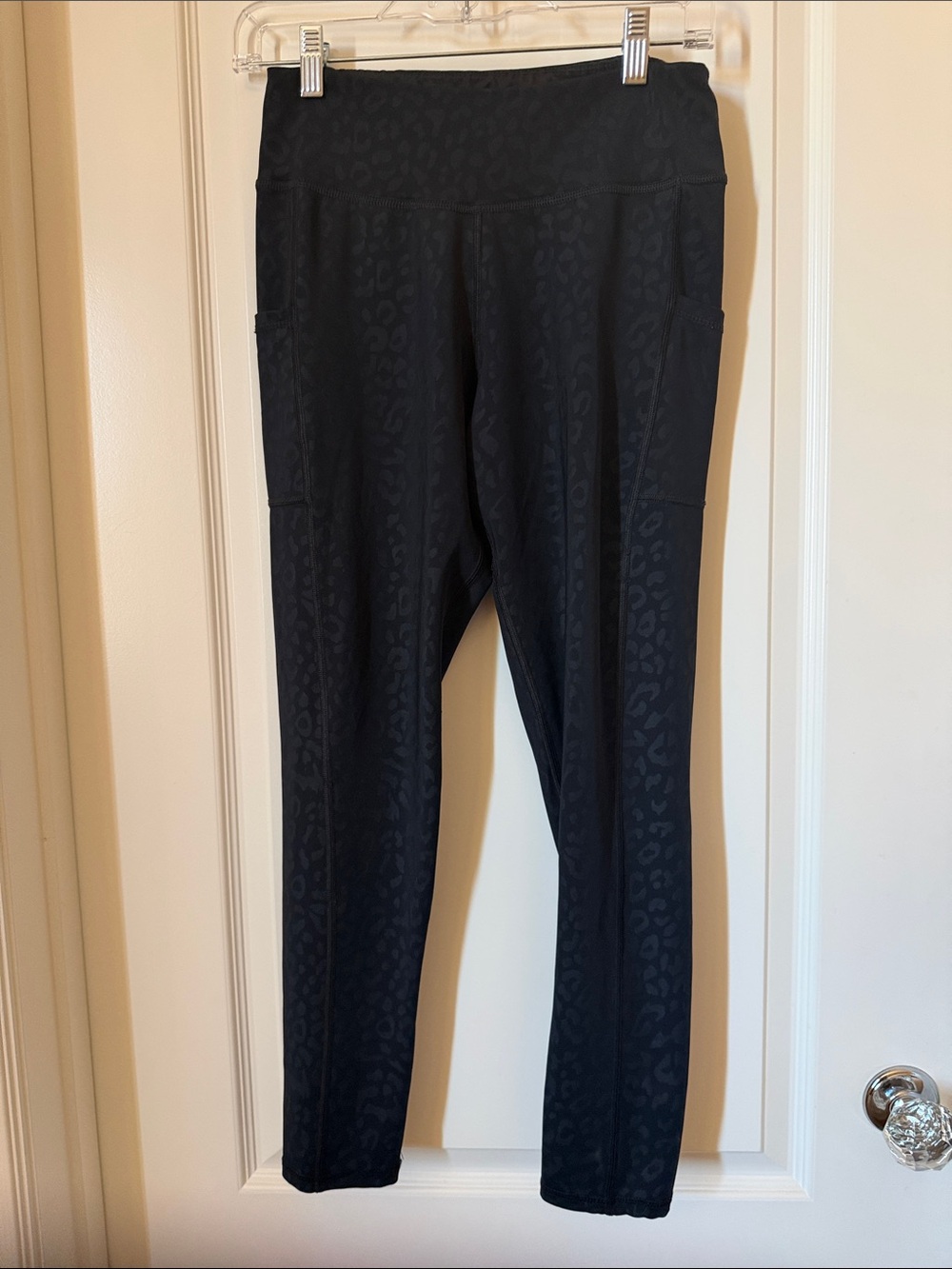 Bend Black Leopard-Textured Active Leggings with 2 Side Pockets